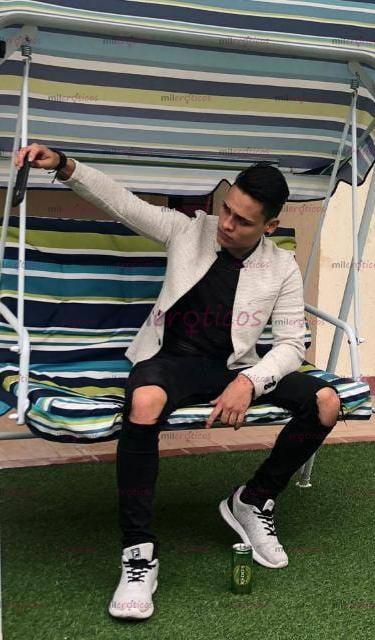 FOTOS DE KENNERDAVID ::: CHICO ATLÉTICO DE BUENA DOTACIÓN MORENO LECHERO POTENTE ERECCIÓN