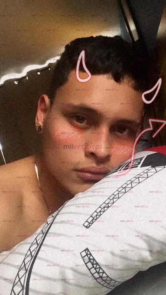 FOTOS DE KENNERDAVID ::: CHICO ATLÉTICO DE BUENA DOTACIÓN MORENO LECHERO POTENTE ERECCIÓN