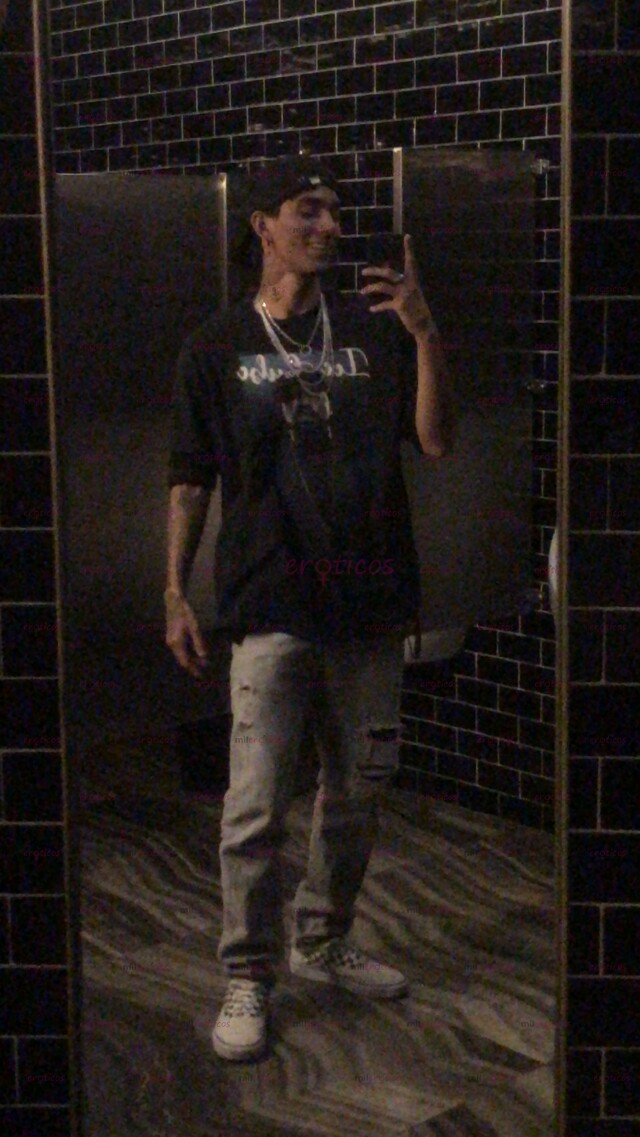 FOTOS DE MORENO DELGADO TATUADO CALIENTE IMPACIENTE POR VERTE.