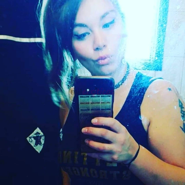 Bonito rostro de salvaje mirada y con mi maravilloso cuerpo de piel clara fino y delicado soy una chica muy guapa alegre educada y muy sensual picara...