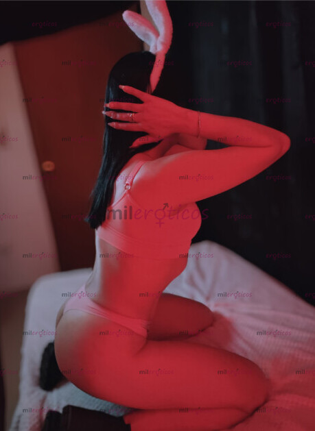 FOTOS DE BLANCA ALTA DE HOJOS CLAROS PELO NEGRO DISPONIBLE PARA TI