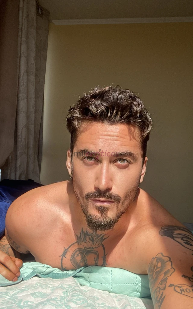 Alto varonil con rulos castanos y ojos verdes intensos se como hacerte sentir deseada admirada y completamente satisfecha con clase y discrecion absol...