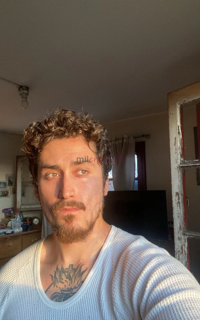 Alto varonil con rulos castanos y ojos verdes intensos se como hacerte sentir deseada admirada y completamente satisfecha con clase y discrecion absol...