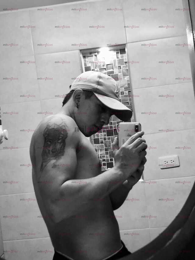 FOTOS DE JOVEN UNIVERSITARIO, ARRECHO COMPLASOCIENTE. CON NOVIA.