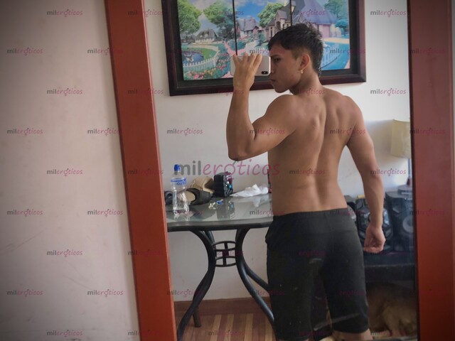 FOTOS DE JOVEN UNIVERSITARIO, ARRECHO COMPLASOCIENTE. CON NOVIA.