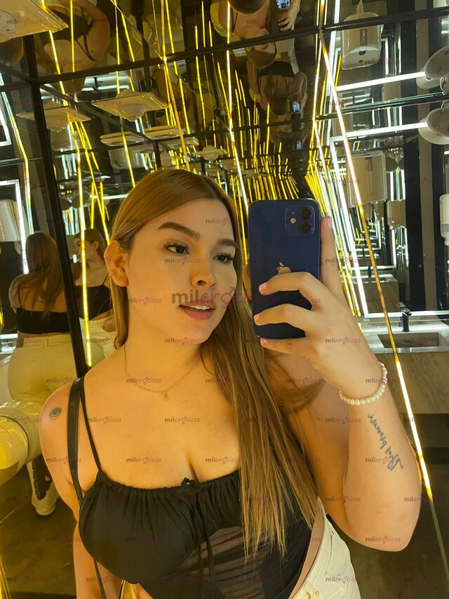 FOTOS DE CHICA DIVERTIDA, CON PIERNAS ENORMES Y LINDA SONRISA