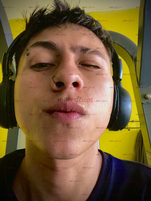 FOTOS DE JOVEN UNIVERSITARIO, CON NOVIA, ARRECHO Y CON GANAS DE PASARLA MUY CHIMBA.