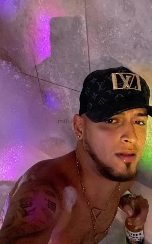Hola uh gusto en saludarte soy un chico sensual atractivo y vergon de 20 cm lechero de puesto a darte el mejor trato que esperabas trato a 1 trato de...