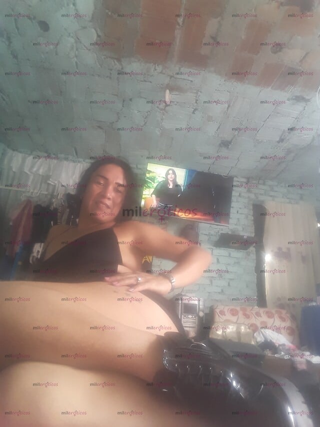 FOTOS DE HERMOSA CHUPONA TRAGA LECHE CON BUENA COLA ACTIVA Y PASIVA CON CITIO EN PRADERA