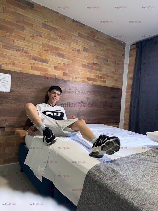 FOTOS DE DEJA FLUIR LO QUE QUIERES SENTIR AQUÍ SEBAS CHICO GUAPO JOVEN SERIO EDUCADO DISP