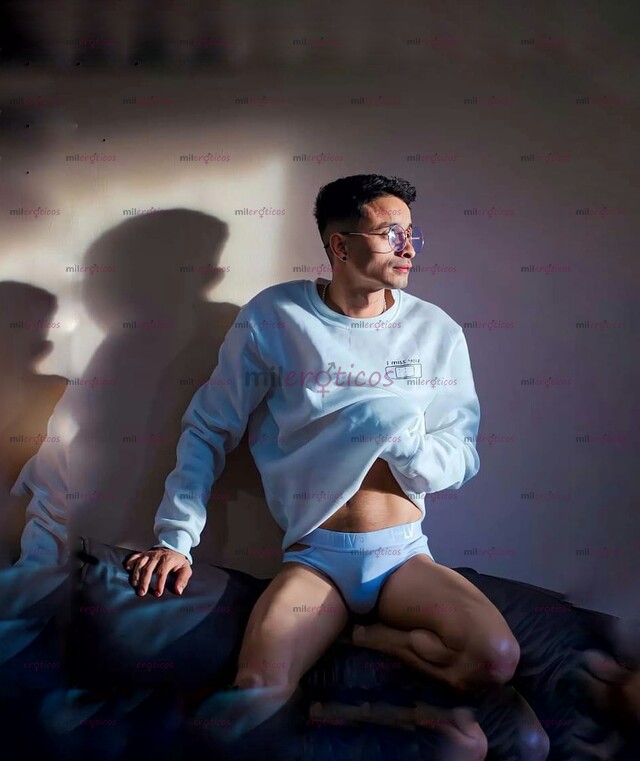 FOTOS DE JOVEN VERSÁTIL CON CULO REDONDO, PENE GRANDE Y DISPUESTO A TODO