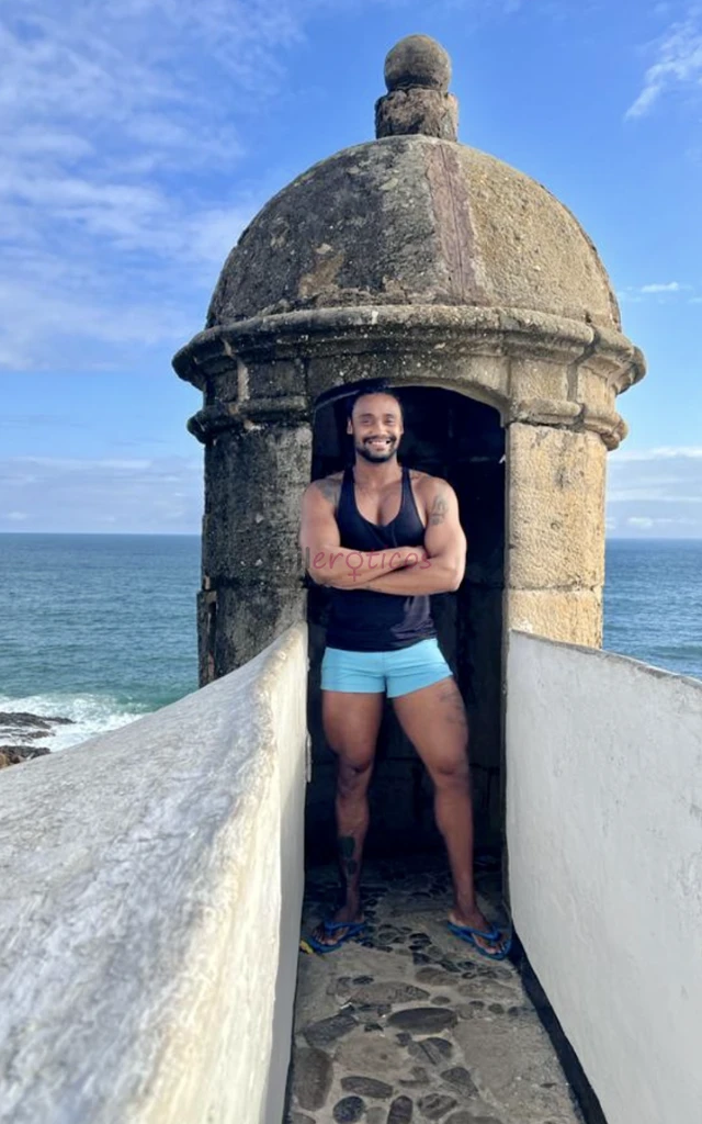 Sou jose victor tenho 29 anos atualmente morando em salvador sou cara tranquilo e bem resolvido um cara do bem e bem humorado alegre e elegante sou mo...