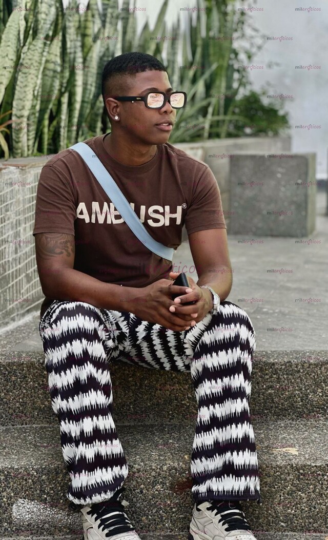 FOTOS DE NEGRO MACHO VERGON 22CM DE PLACER, SI TE GUSTA SER SUMISO ACA ESTA TU MACHO.