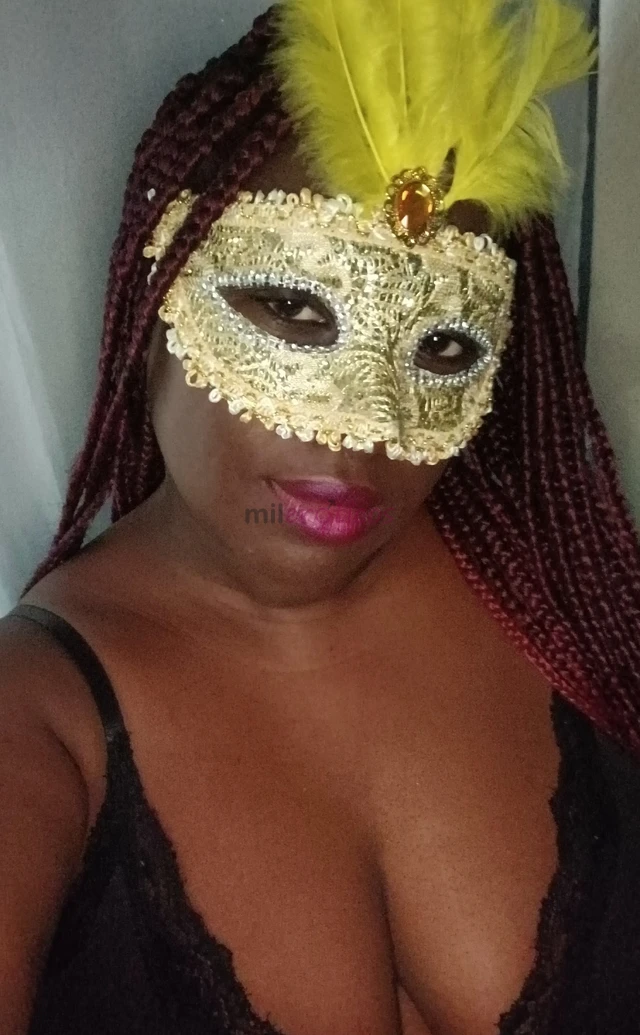 Eu sou jullys uma bbw com curvas provocantes seios fartos boca carnuda e bumbum enorme e um desejo insaciavel de te fazer gozar fetiches a combinarval...