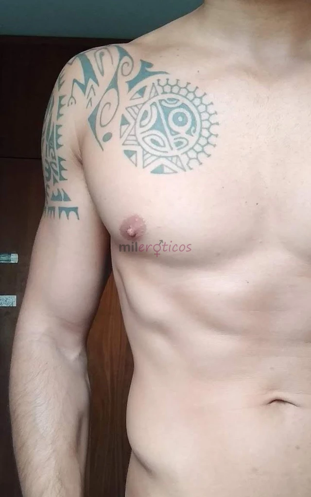 Ola sou o athos tenho 28 anos 1 77 altura 70 kg 100 ativo branco bronzeado de praia malho frequentemente surfo baiano gato com um delicioso dote de 20...
