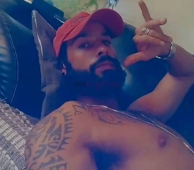Ola sou o athos tenho 28 anos 1 77 altura 70 kg 100 ativo branco bronzeado de praia malho frequentemente surfo baiano gato com um delicioso dote de 20...