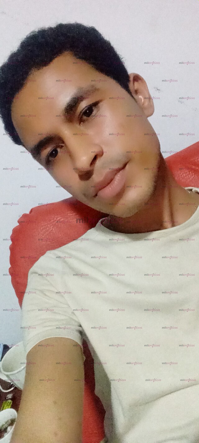 FOTOS DE CHICO VERSÁTIL DELGADO DISPUESTO COMPLACERTE