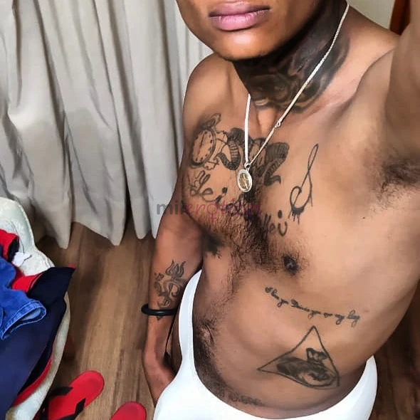 Joven negro colombiano caliente ofrece sus servicios para mujeres y hombres trans y gays estoy aqui para complacer a toda nuestra comunidad soy una pe...