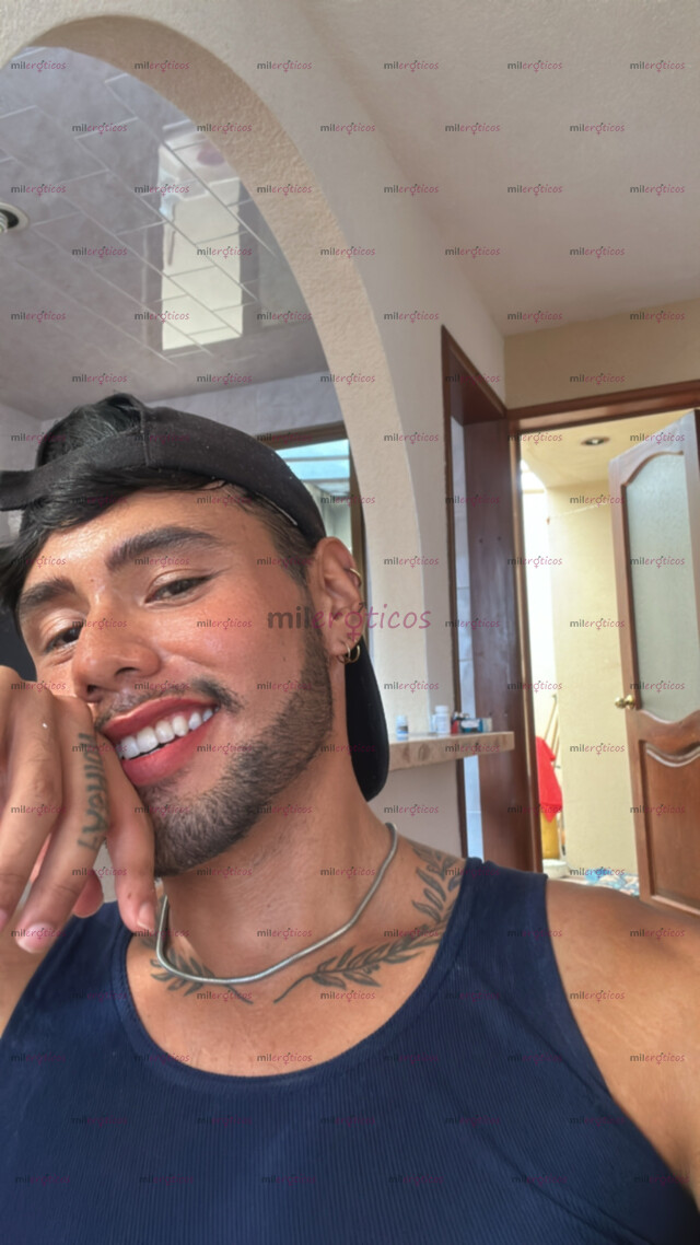 FOTOS DE ENTRNADOR CACHONDO CON CULO AGUANTADOR Y VERGA LLENA DE LECHE