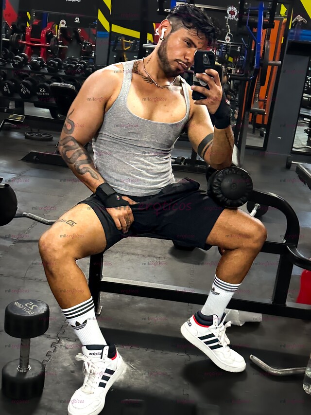 FOTOS DE ENTRNADOR CACHONDO CON CULO AGUANTADOR Y VERGA LLENA DE LECHE