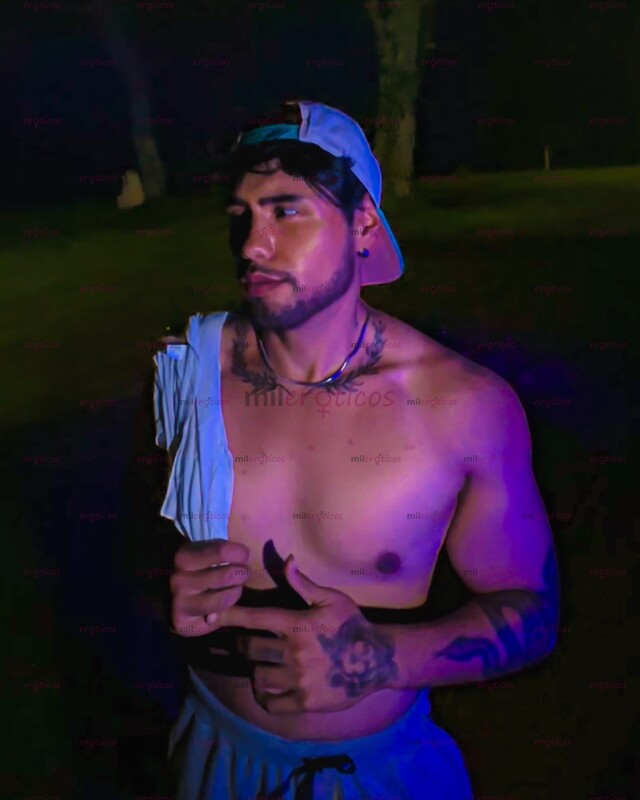 FOTOS DE ENTRNADOR CACHONDO CON CULO AGUANTADOR Y VERGA LLENA DE LECHE