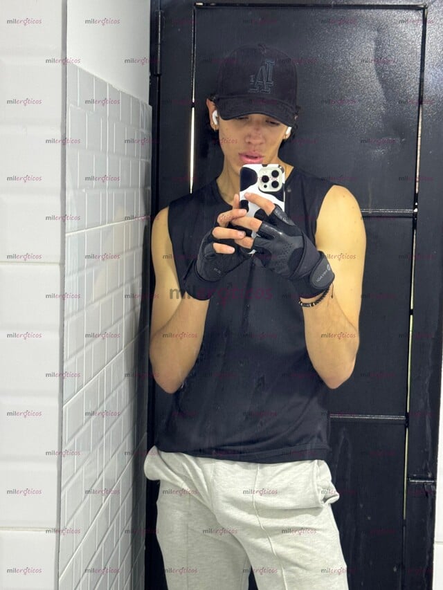 FOTOS DE HOLA ESTOY AQUÍ PARA OFRECERTE MIS SERVICIOS ESCORTS GAY