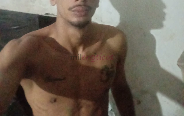 Moreno alto novinho 22 anos atendo mulheres e homens casais sou ativo faco masagensatendo em hoteis e moteis21 cm de dote se quiserem tenho parceira p...