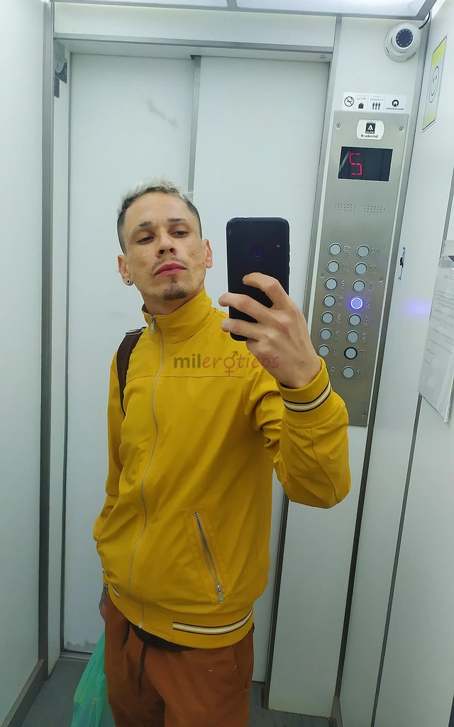 Curto fetiches fantasias muita lubricidade e toque curto sexo hard mas tambem curto uma boa companhia beber nao ligo para fumantes atendo no seu local...