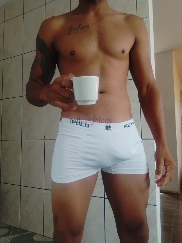 Ola sou rodrigo tenho 33 anos de idade 1 75 de altura sou baiano dotado 20 cm atendo casal mulheres e sou hetero atendo apenas mulher ou casal sou leg...