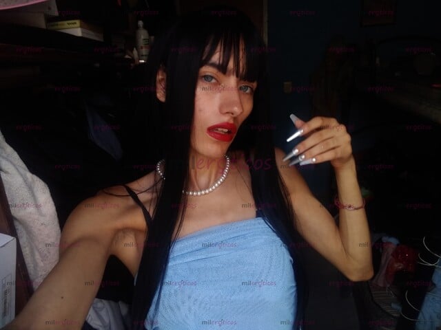 FOTOS DE OJOS AZULES . CHIQUILLA DE 21 AÑOS DE EDAD. TRABAJO LAS 24 HORAS DEL DÍA.