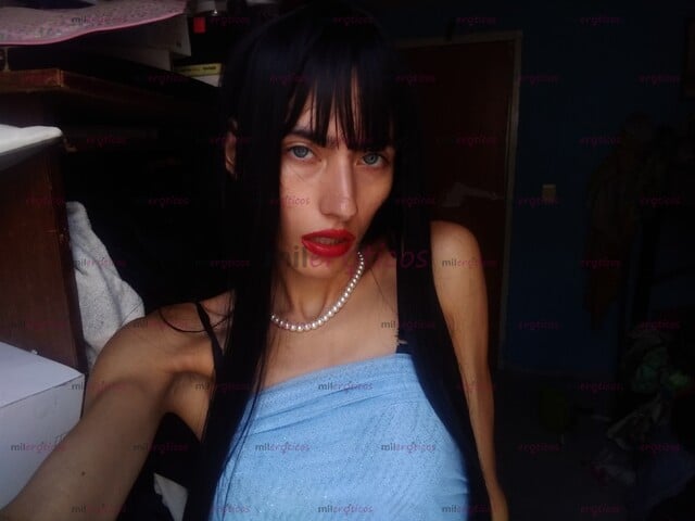 FOTOS DE OJOS AZULES . CHIQUILLA DE 21 AÑOS DE EDAD. TRABAJO LAS 24 HORAS DEL DÍA.