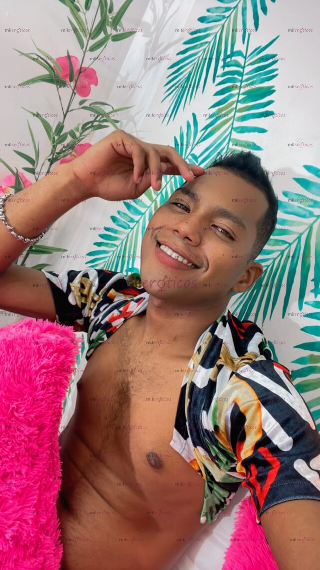 FOTOS DE MORENO ATRACTIVO DOTADO POTENTE ERECCIÓN LECHERO VERSATIL