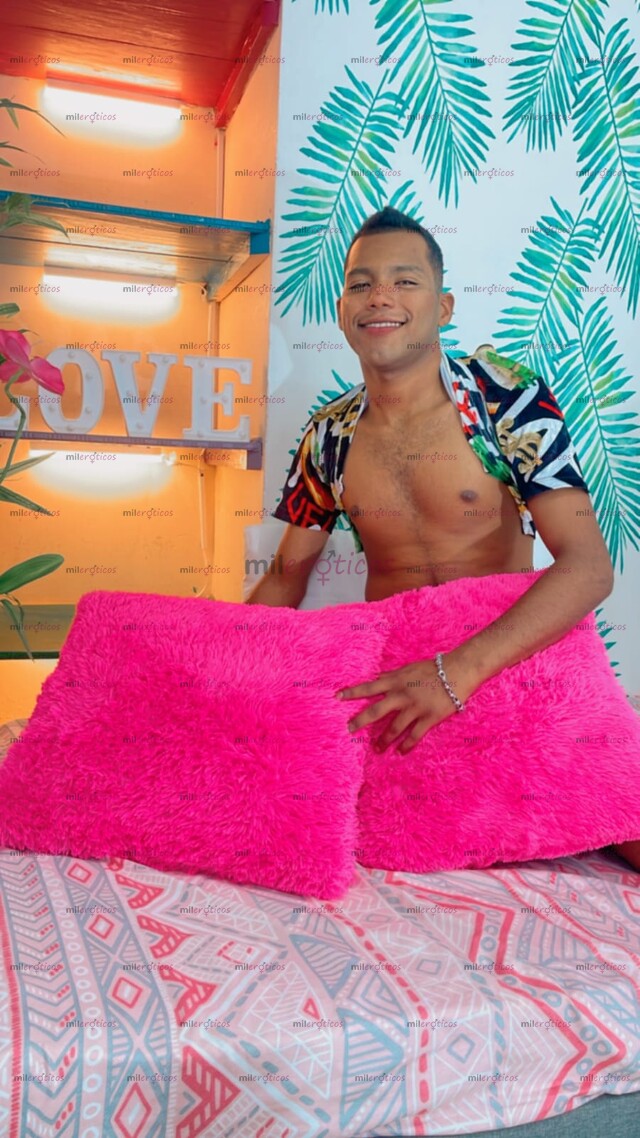 FOTOS DE MORENO ATRACTIVO DOTADO POTENTE ERECCIÓN LECHERO VERSATIL