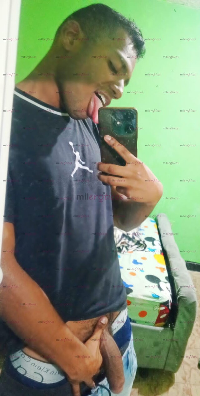 FOTOS DE MORENO ATRACTIVO DOTADO POTENTE ERECCIÓN LECHERO VERSATIL