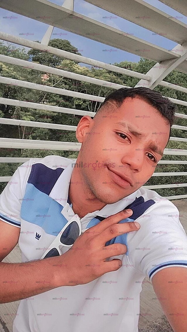 FOTOS DE MORENO ATRACTIVO DOTADO POTENTE ERECCIÓN LECHERO VERSATIL