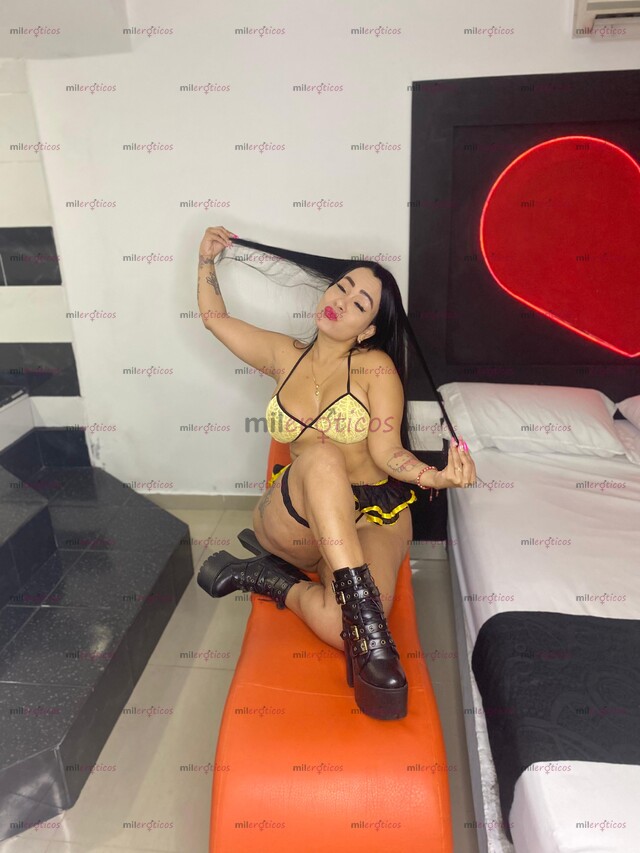 FOTOS DE SCORT VIP CON UNAS RICAS TETAS Y UNA COLA DELICIOSA ADICTA AL SEXO