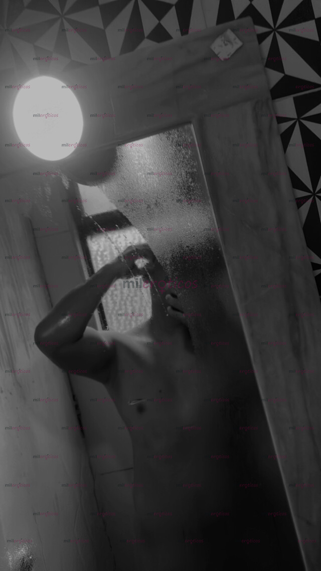 FOTOS DE JOVEN QUE DISFRUTA DE BAILAR Y DE COMPAÑÍA DE MUJERES