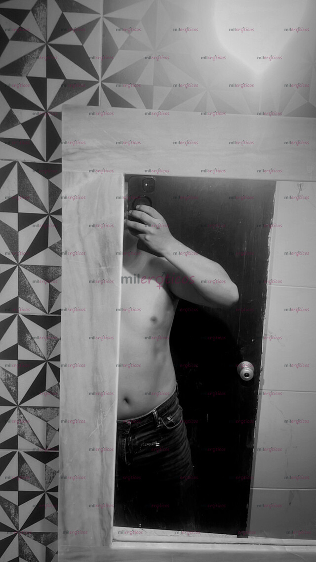 FOTOS DE JOVEN QUE DISFRUTA DE BAILAR Y DE COMPAÑÍA DE MUJERES