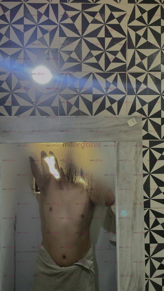 FOTOS DE JOVEN QUE DISFRUTA DE BAILAR Y DE COMPAÑÍA DE MUJERES