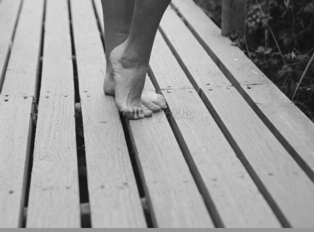 Pie de princesahola tengo el pie cavo con empeine altoes chiquitome encantara cumplir tus fantasias donde quieres ver mis pies en el barro en el rio a...