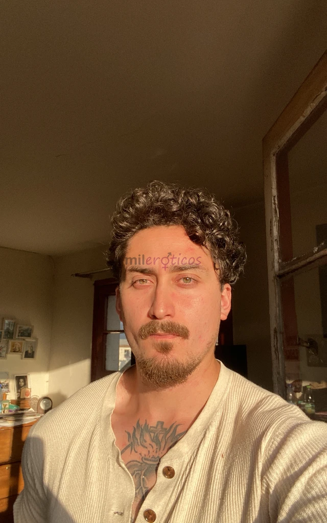 Alto varonil con rulos castanos y ojos verdes intensos se como hacerte sentir deseada admirada y completamente satisfecha con clase y discrecion absol...