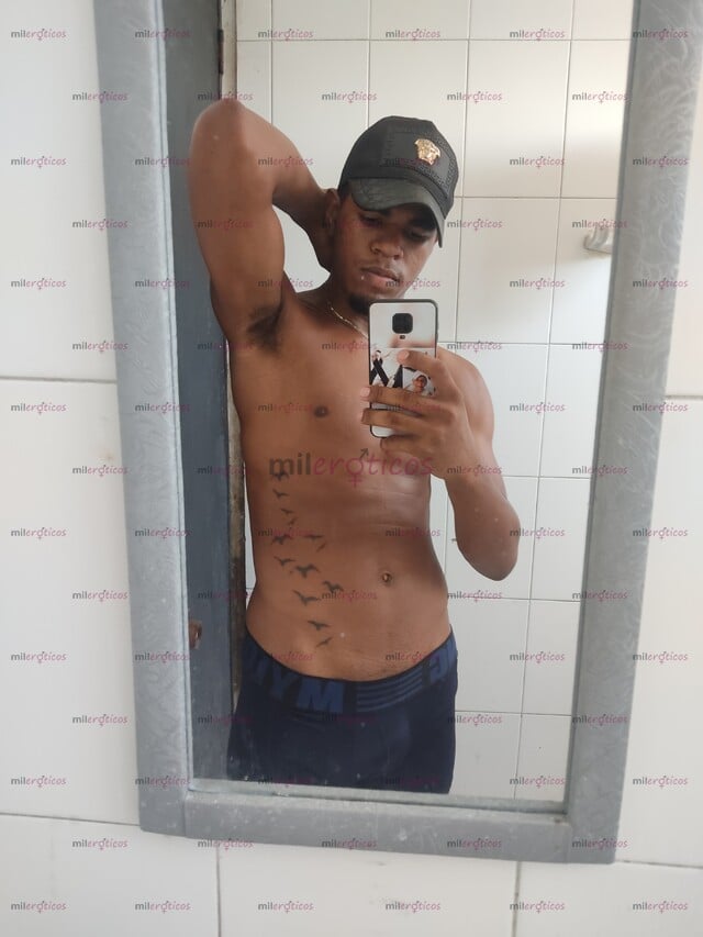 FOTOS DE HOLA SOY UN CHICO MORENO Y AQUÍ ESTOY PARA PASARLA BIEN..