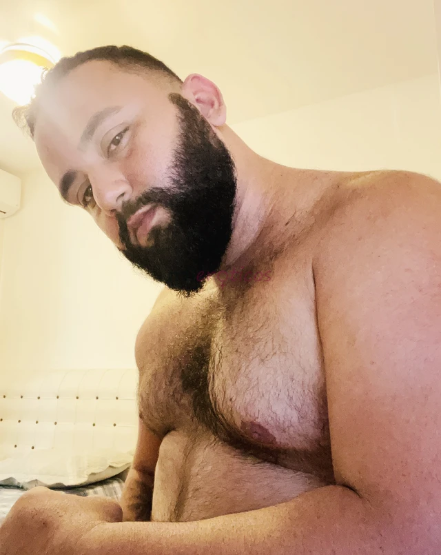Barbudo com local em bela vista macho dotado pentelhudo e muito safadinho especialista em massagens eroticas com sexo e muito mais o homem perfeito ve...