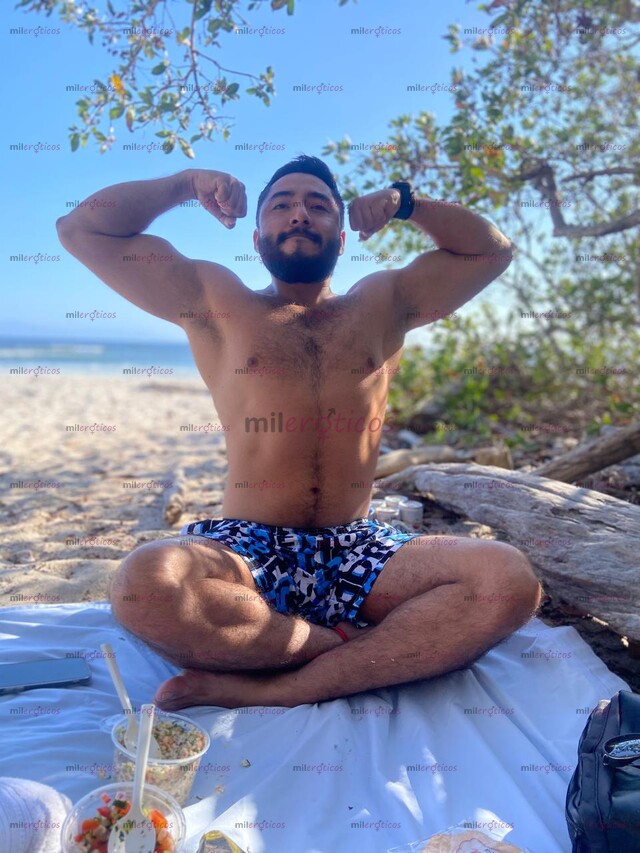 FOTOS DE COMPLACIENTE HOMBRE, CABALLEROSO ATENTO, INTROVERTIDO