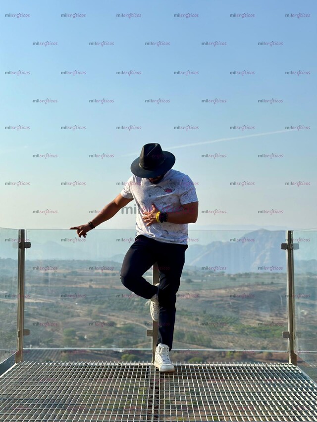 FOTOS DE COMPLACIENTE HOMBRE, CABALLEROSO ATENTO, INTROVERTIDO