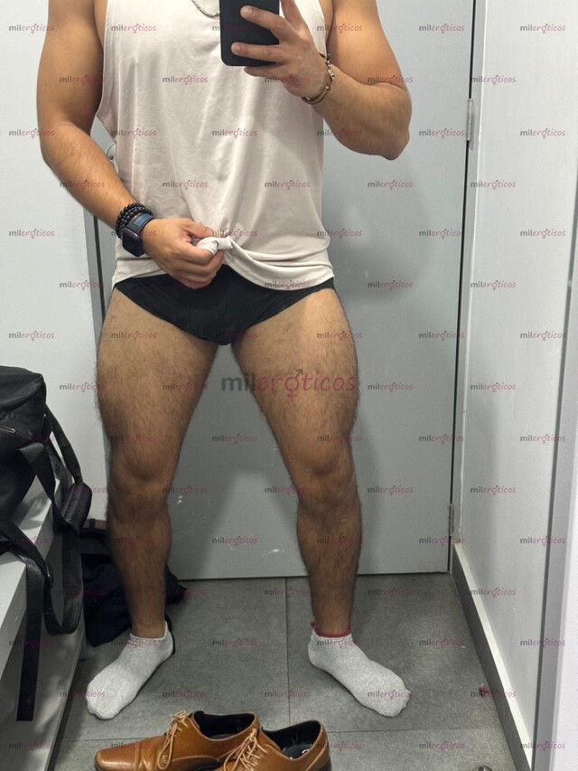 FOTOS DE COMPLACIENTE HOMBRE, CABALLEROSO ATENTO, INTROVERTIDO