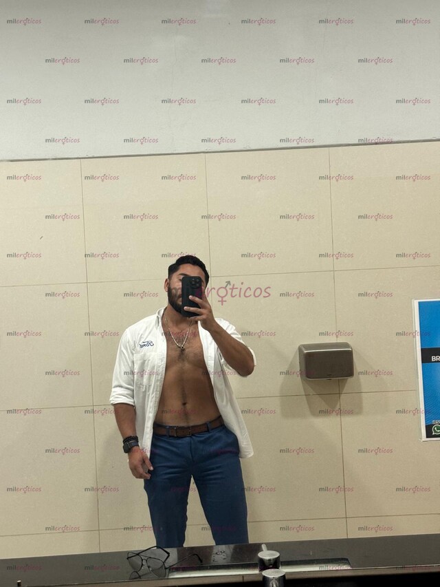 FOTOS DE COMPLACIENTE HOMBRE, CABALLEROSO ATENTO, INTROVERTIDO