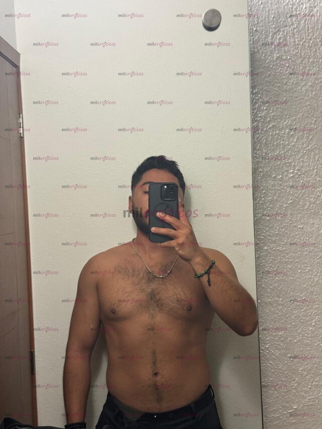 FOTOS DE COMPLACIENTE HOMBRE, CABALLEROSO ATENTO, INTROVERTIDO