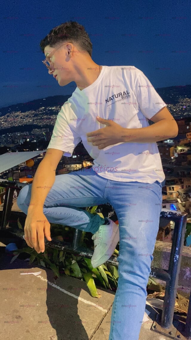 FOTOS DE POLLITO VENEZOLANO VERSÁTIL CON 20CM DE PLACER Y CULO TRAGÓN