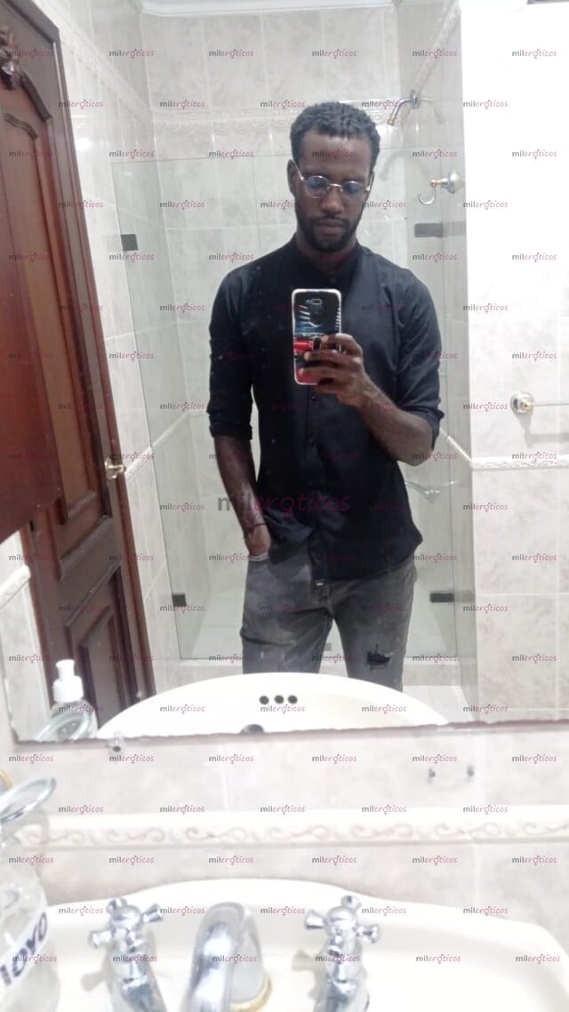 FOTOS DE HOMBRE NEGRO, ALTO, DE BUEN CUERPO Y EXCELENTE HERRAMIENTA, DE FUERTES MANOS